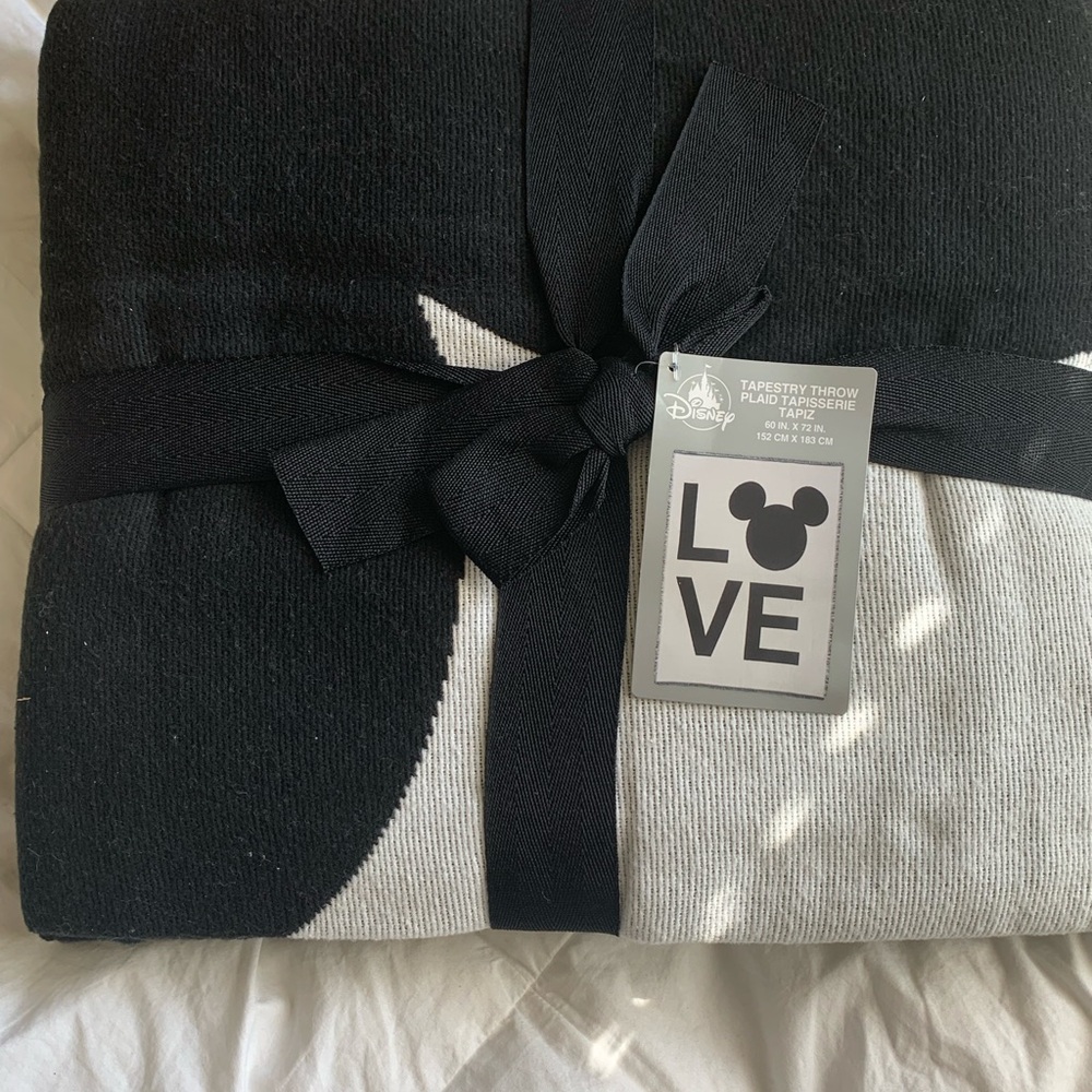 Disney Mickey Mouse icon LOVE tapestry throw (NWT)